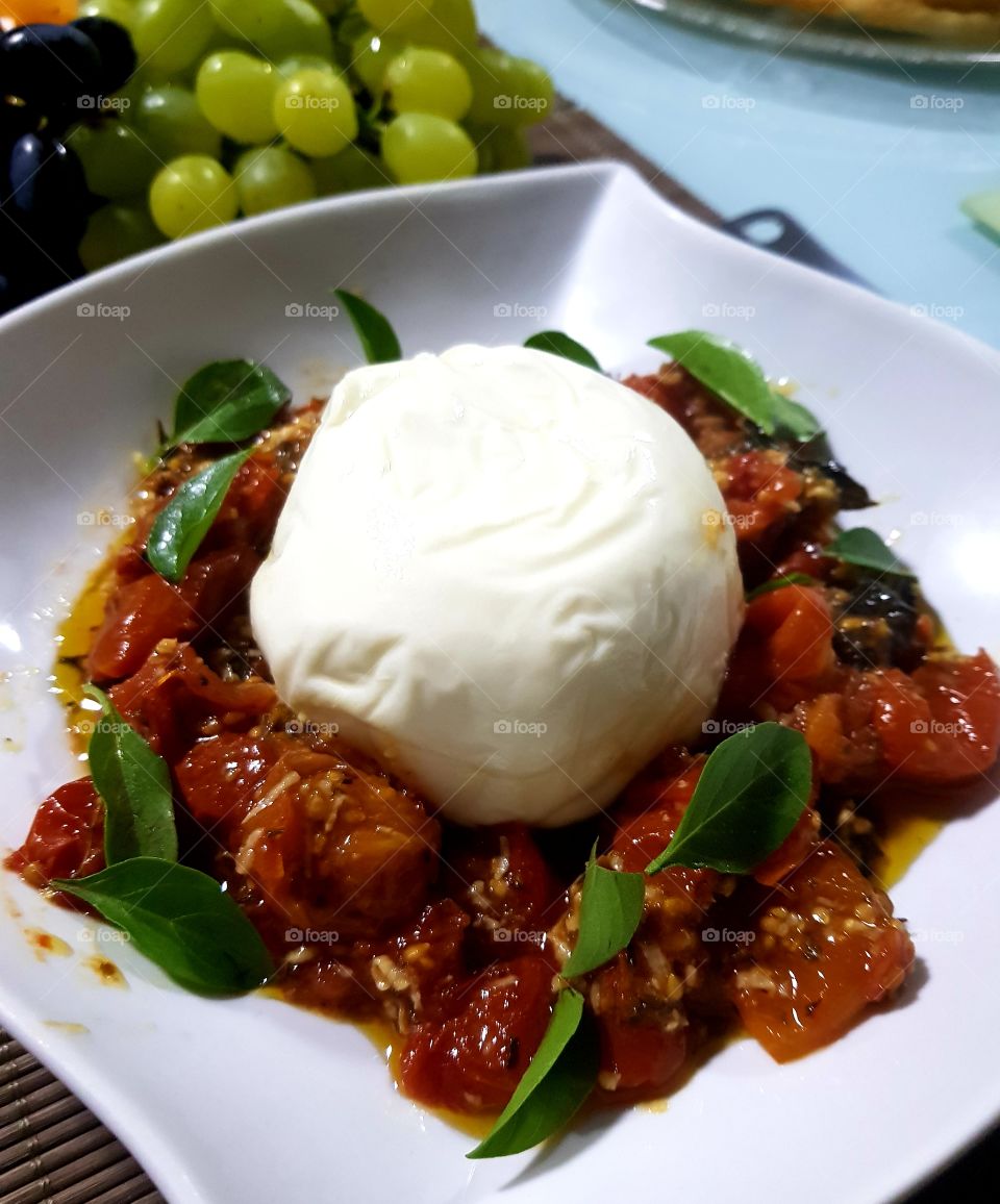 Burrasta com tomate confit