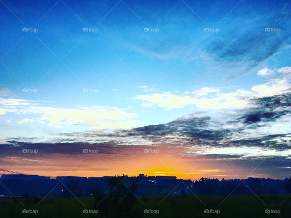 🌅06h00 - Desperte, #Jundiaí. 
Que a jornada diária possa valer a pena!
🍃
#sol #sun #sky #céu #photo #nature #morning #alvorada #natureza #horizonte #fotografia #pictureoftheday #paisagem #inspiração #amanhecer #mobgraphy #mobgrafia #AmoJundiaí