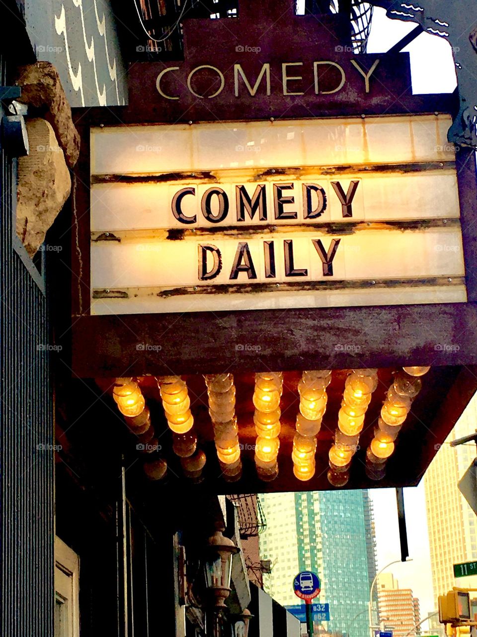 „Comedy Daily“ is a comedy club near „Vernon Jackson Ave“ in LIC that unfortunately has since closed its doors. I particularly appreciate the old fashioned lit up advertising awning with multiple lightbulbs underneath. 2020. Hypnotic Productions