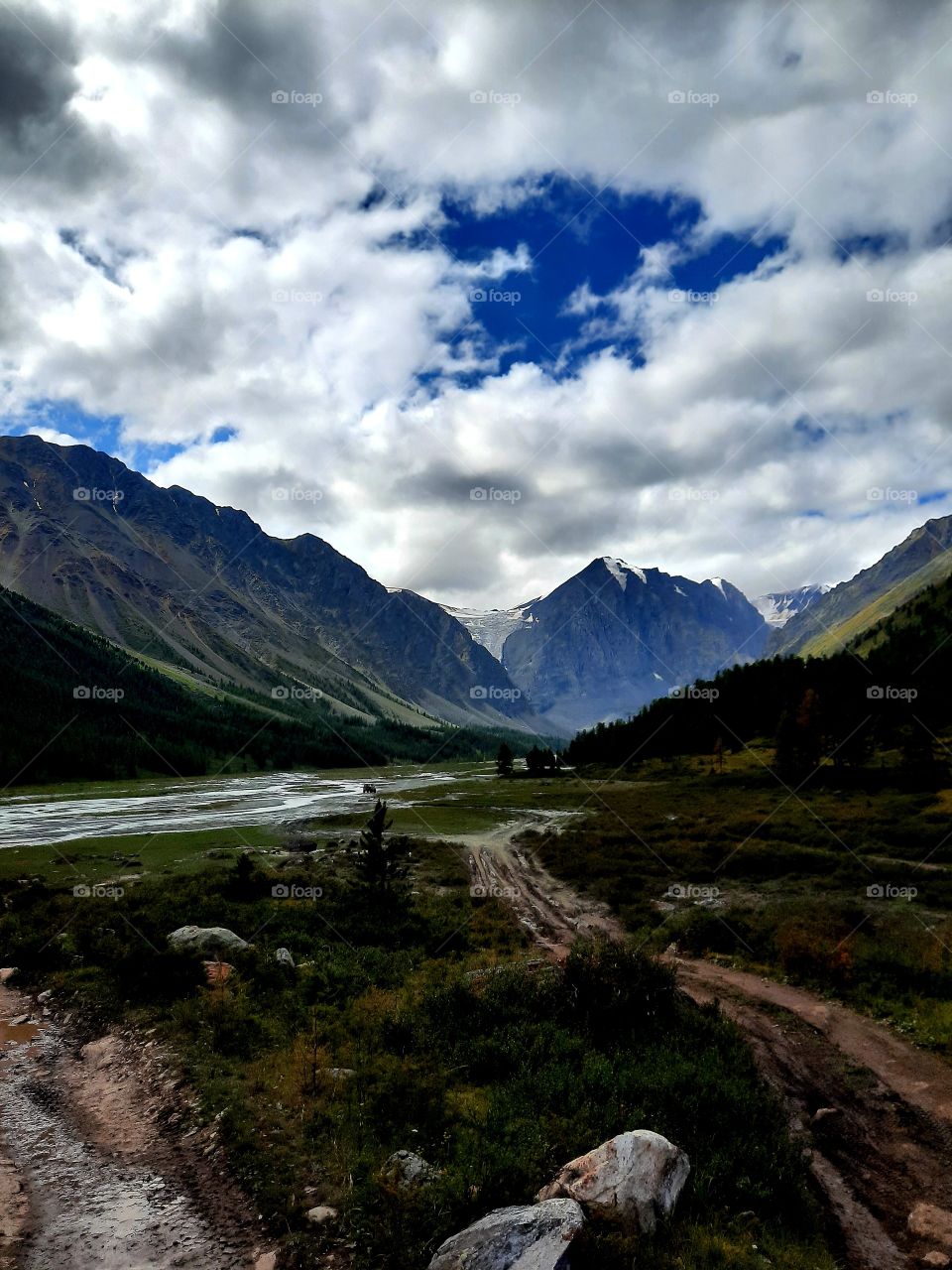 Valley of Aktru.  Mobile photo.