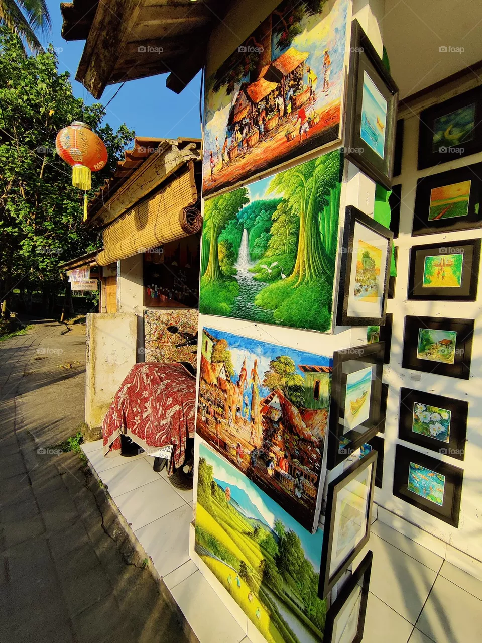 Art shop along the rice paddy field walk at Ubud