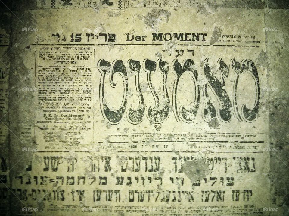 Old Yiddish daily newspaper "Der moment"