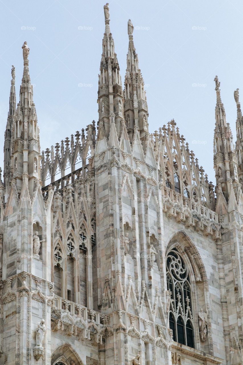 Duomo di Milano é muito linda, esteticamente por fora, em Milão é um lugar para conhecer!