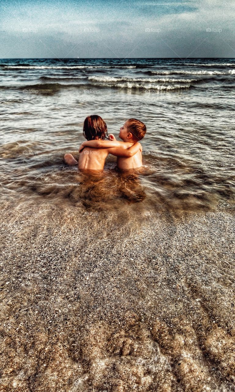En la playa. Dos hermanos disfrutando en la playa