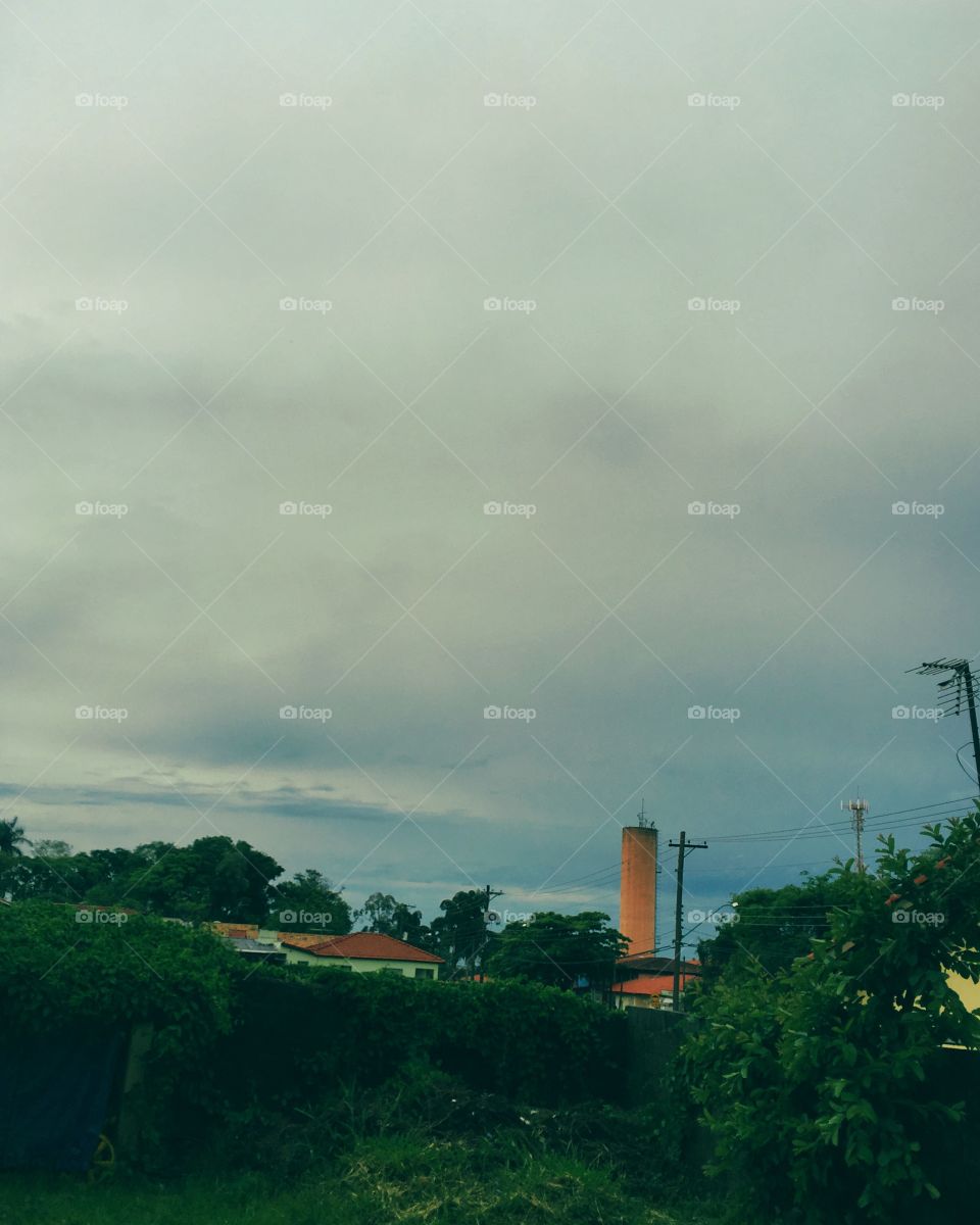 Dá para imaginar que às 08h30 o tempo está ainda tão escuro e carrancudo?
☁️ 
#nuvens
#céu
#fotografia
#paisagem
