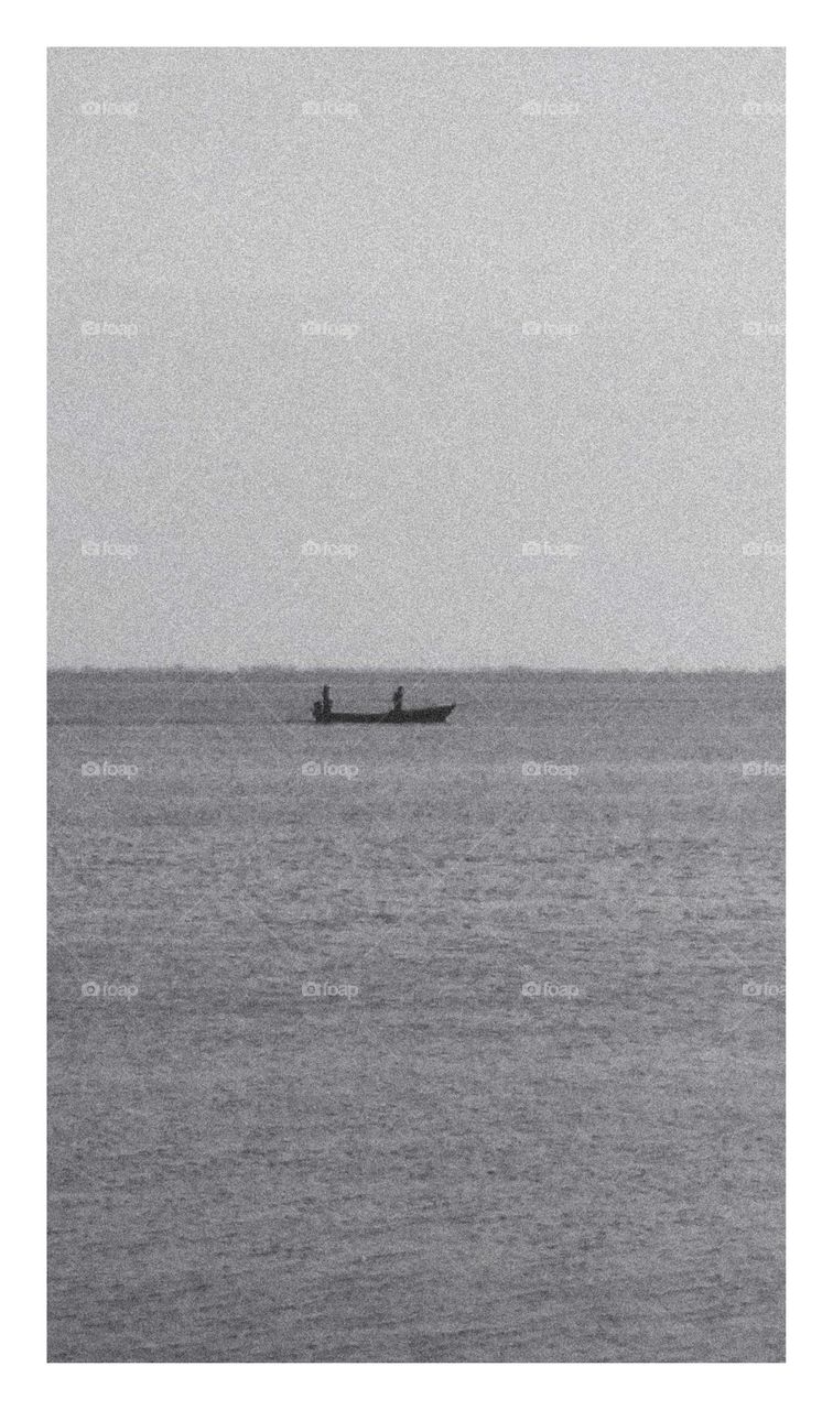 Pescadores navegando