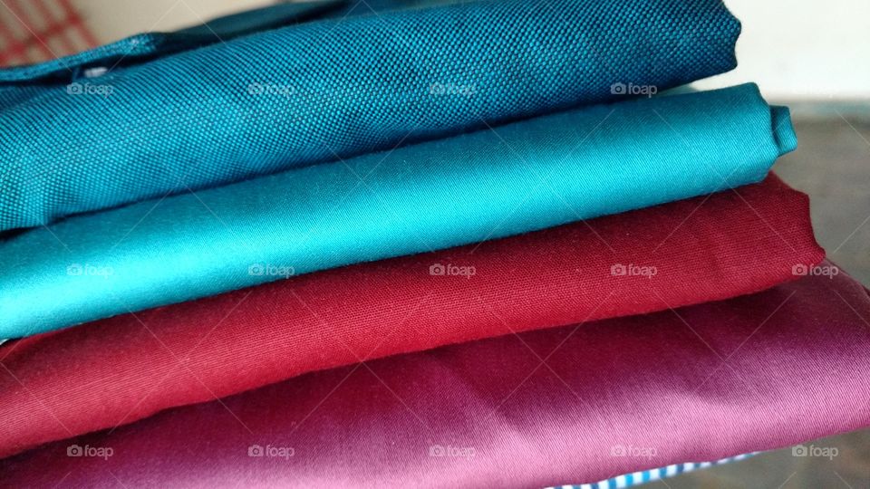 Tecidos novos e coloridos.