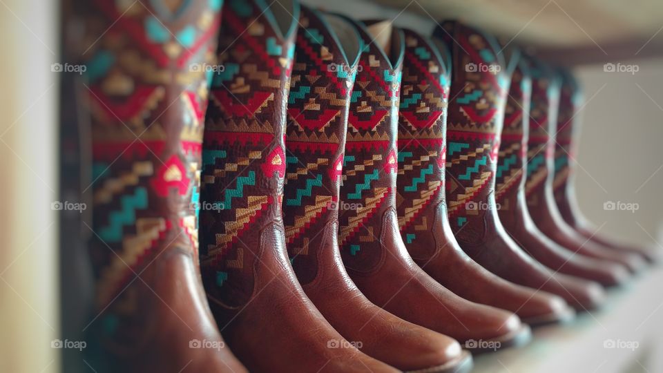 Botas em loja. Calçados femininos.