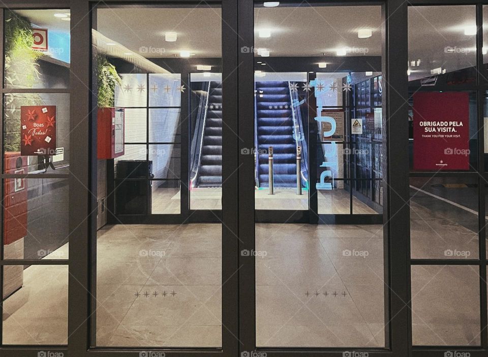 Escalator in the shopping mall