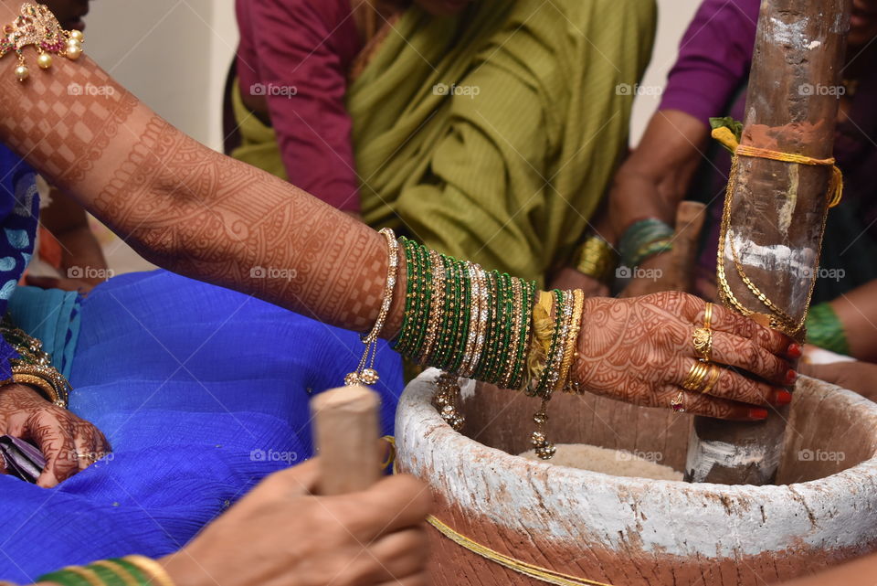 Manual grinding Indian tradition bangles celebration culture Jewelry Wear Ceremony 