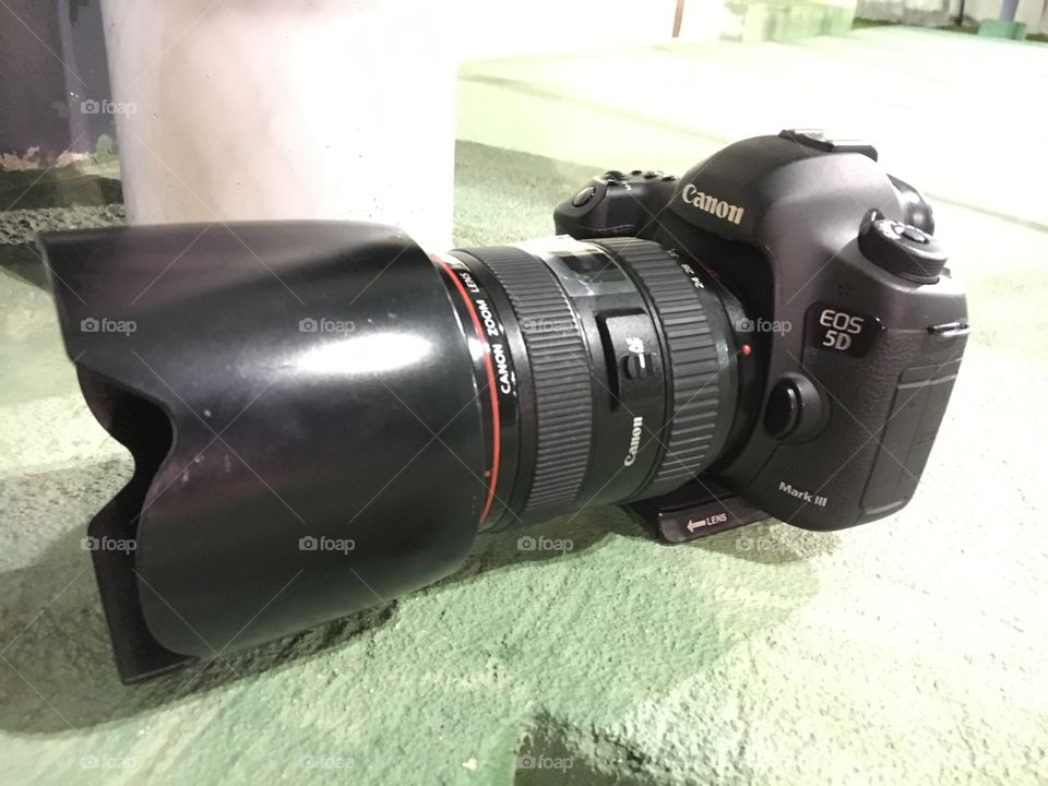 Canon EOS 5D MKIII with 24-70 on the floor