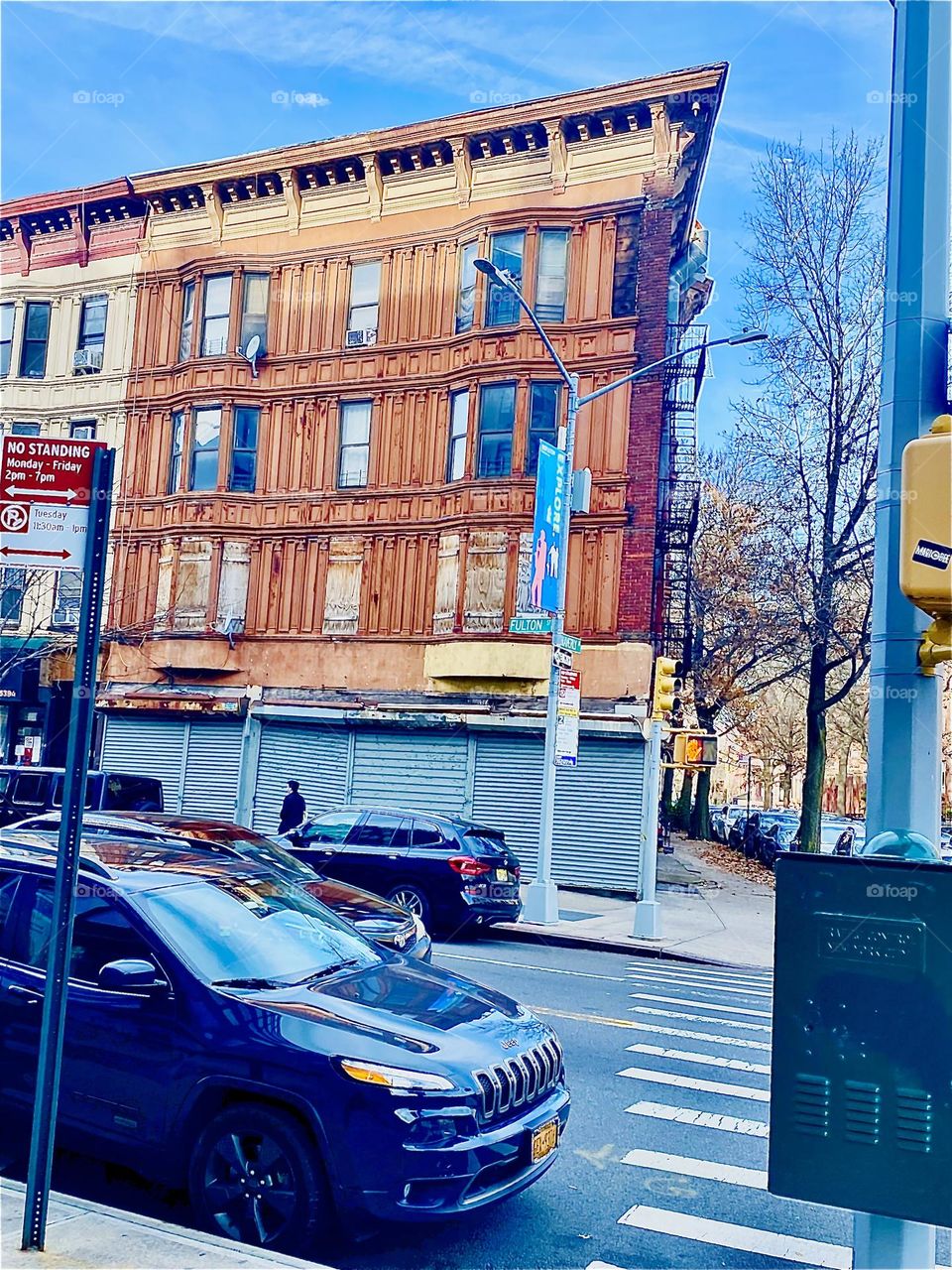 An interesting old brownstone building in Fort Greene, Brooklyn, NY, this time seen from the Fulton Street side. The first floor appears to be currently not inhabited as indicated by the boarded up windows. 2021. Hypnotic Productions