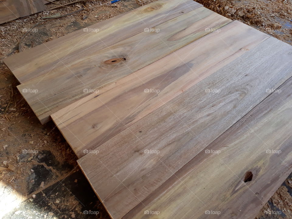 ini adalah kumpulan papan kayu yang sudah terpotong potong.