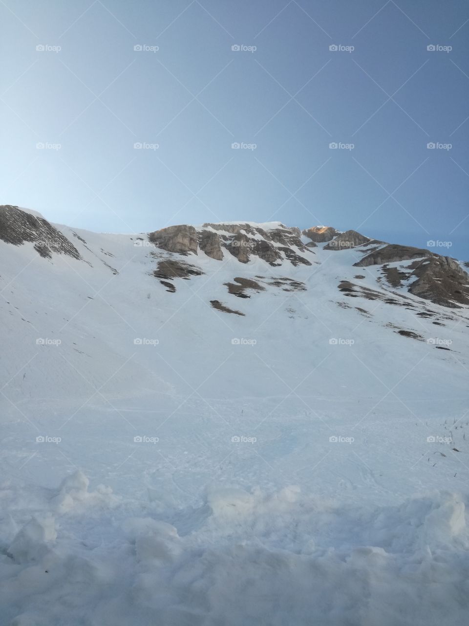 The snow, its white light and the blue sky