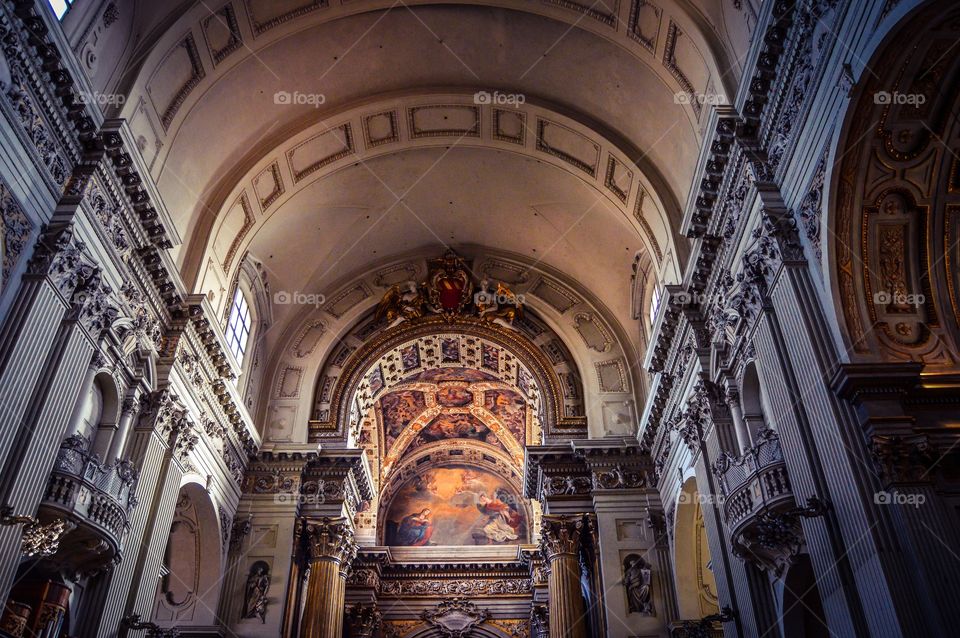 Interior de la Catedral Metropolitana de San Pedro (Bologna - Italy)