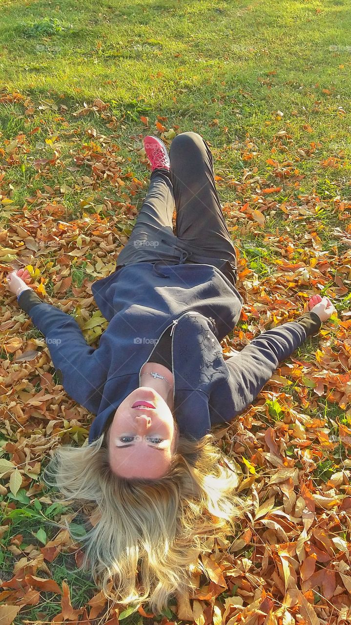 девушка лежит на осенней листве