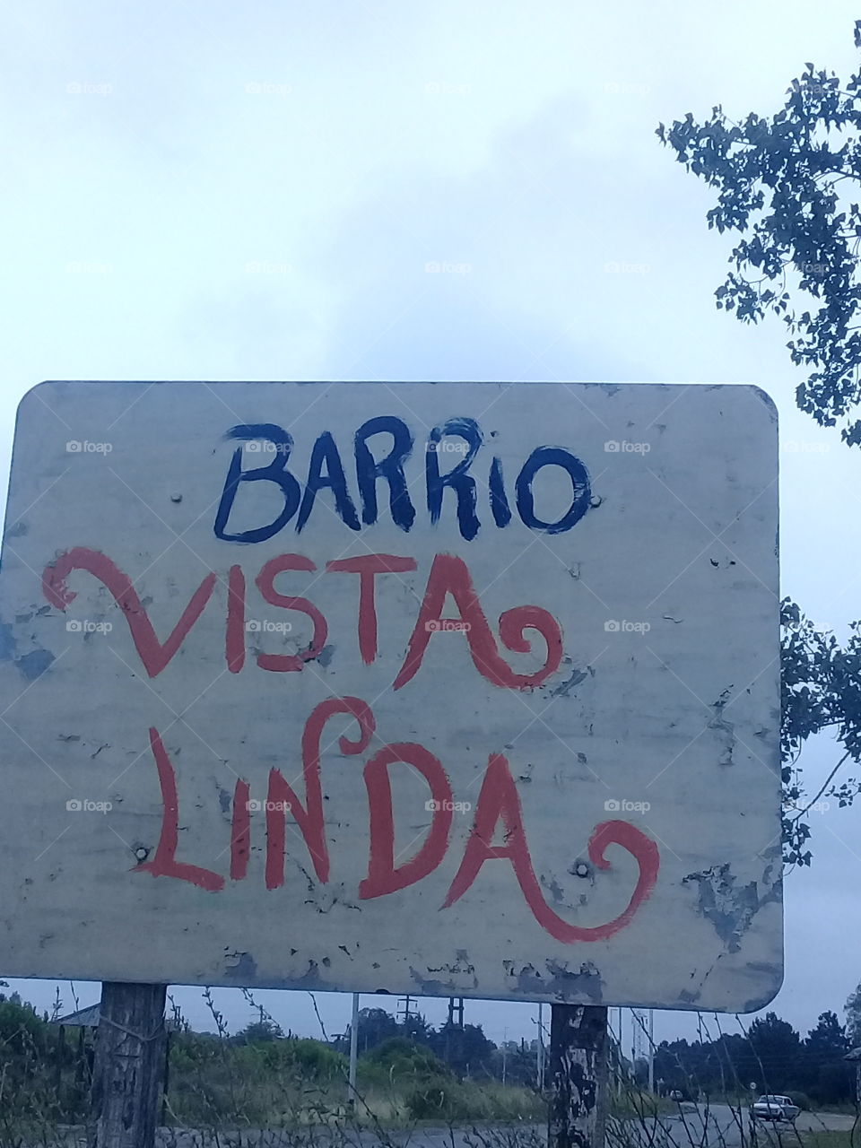 cartel indicador de la entrada a un barrio rural de General Rodríguez,provincia de Buenos Aires. Argentina