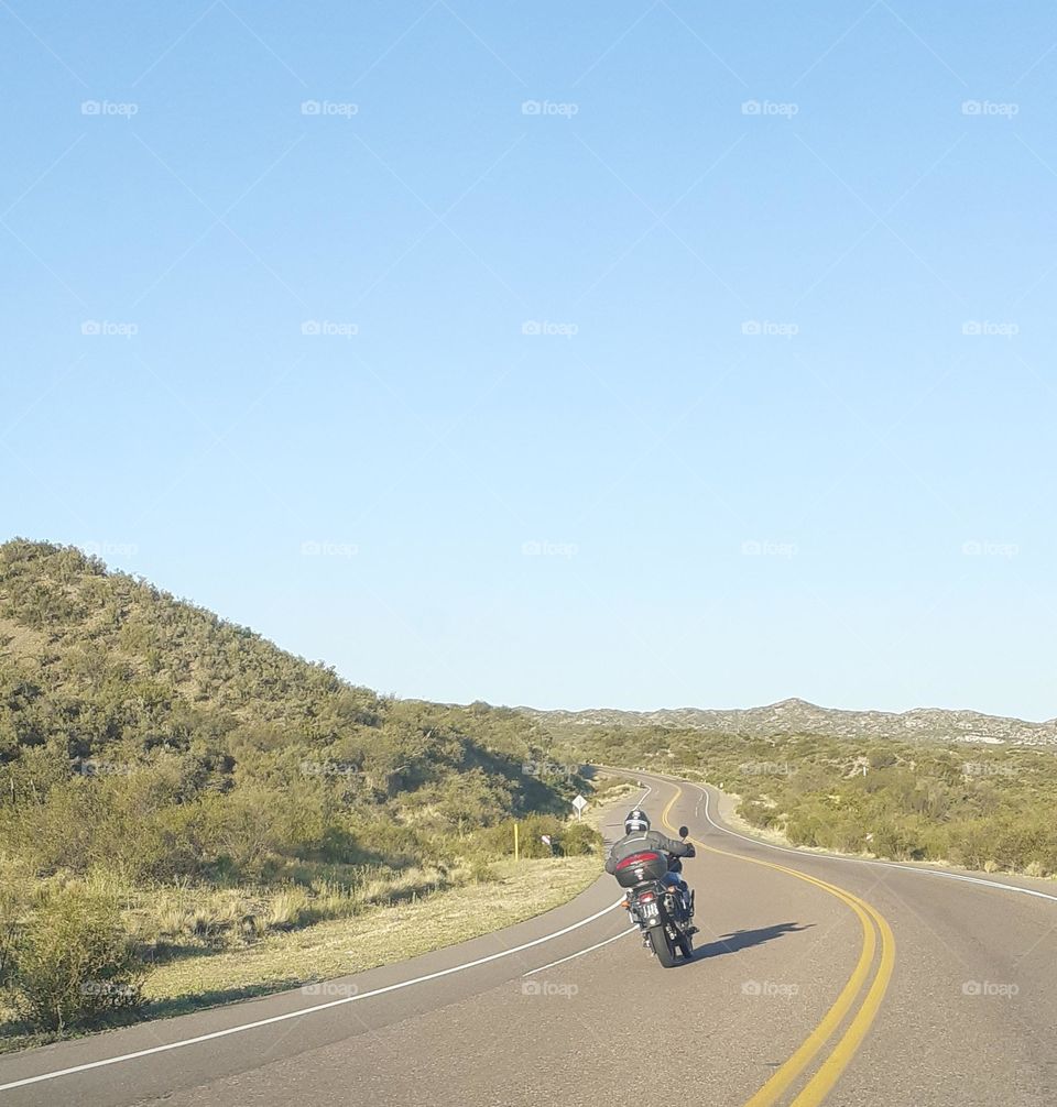 el motociclista en la ruta de  montaña