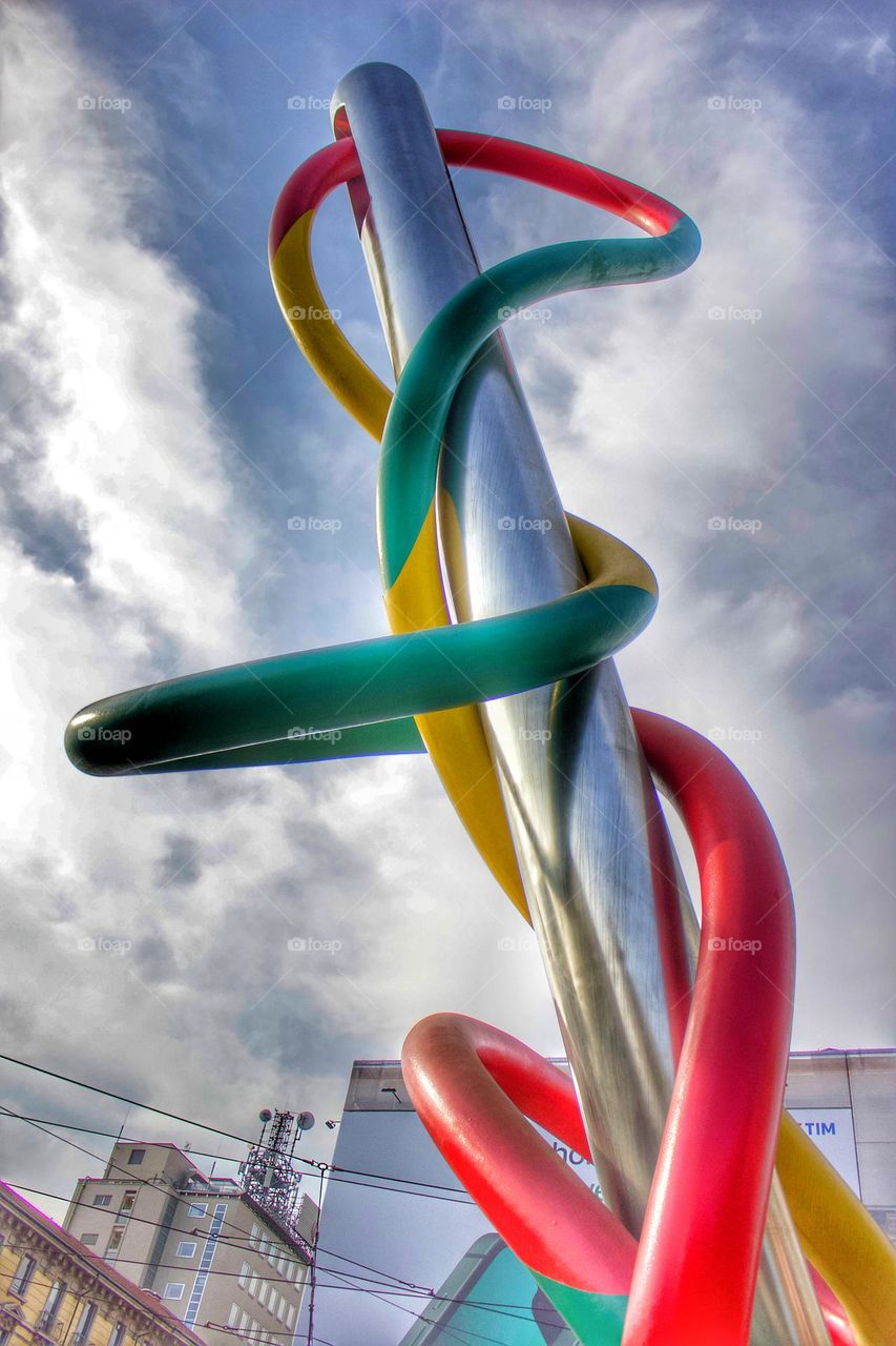 Needle and thread in complementary colors 