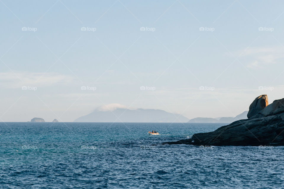Praia com paisagem linda e fantástica no Brasil, na região do Lagos no Rio de Janeiro, em Búzios. Uma ilha incrível de conhecer!