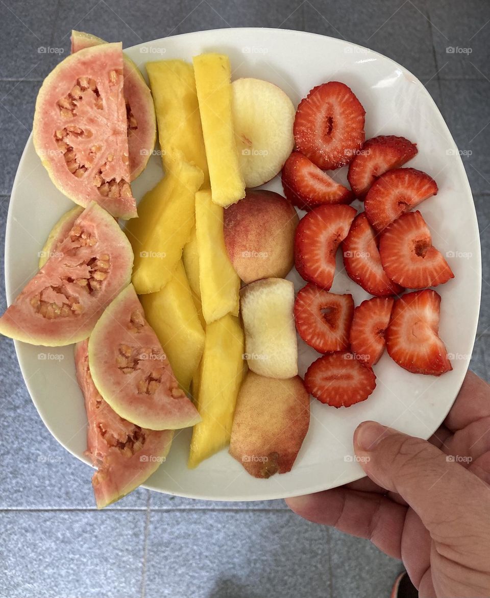 E antes dos festejos da ceia, uma deliciosa salada de frutas (não é porque o Réveillon vem chegando que a gente deva avisar…).
Hoje: goiaba, manga, pêssego e morango!