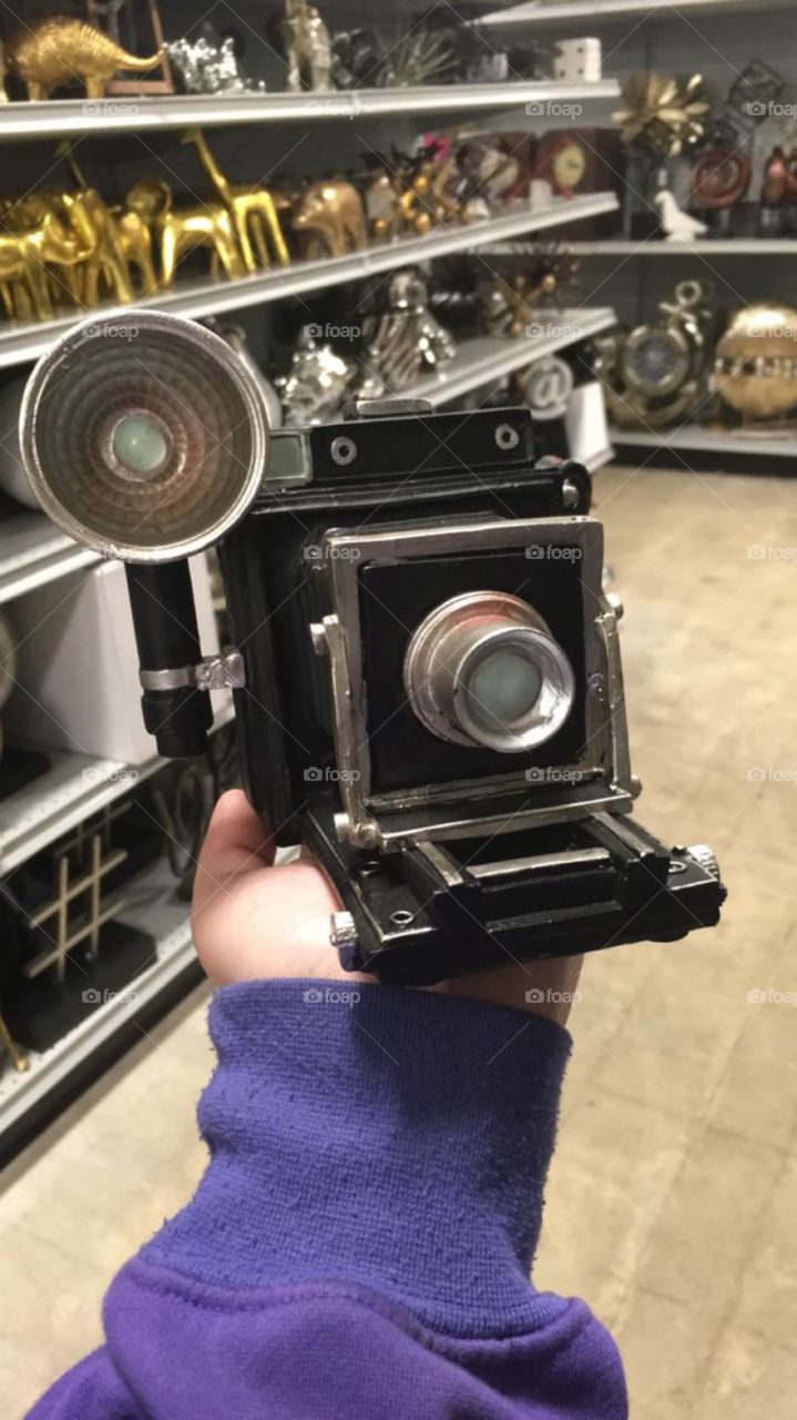 old-fashioned camera figurine