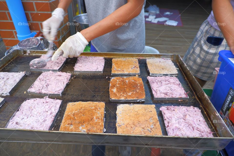 Thai street dessert coconut macaroon, a kind of sweetmeat a large square piece Once cooked, cut into bite-sized pieces, delicious, easy to eat and can be eaten anywhere.