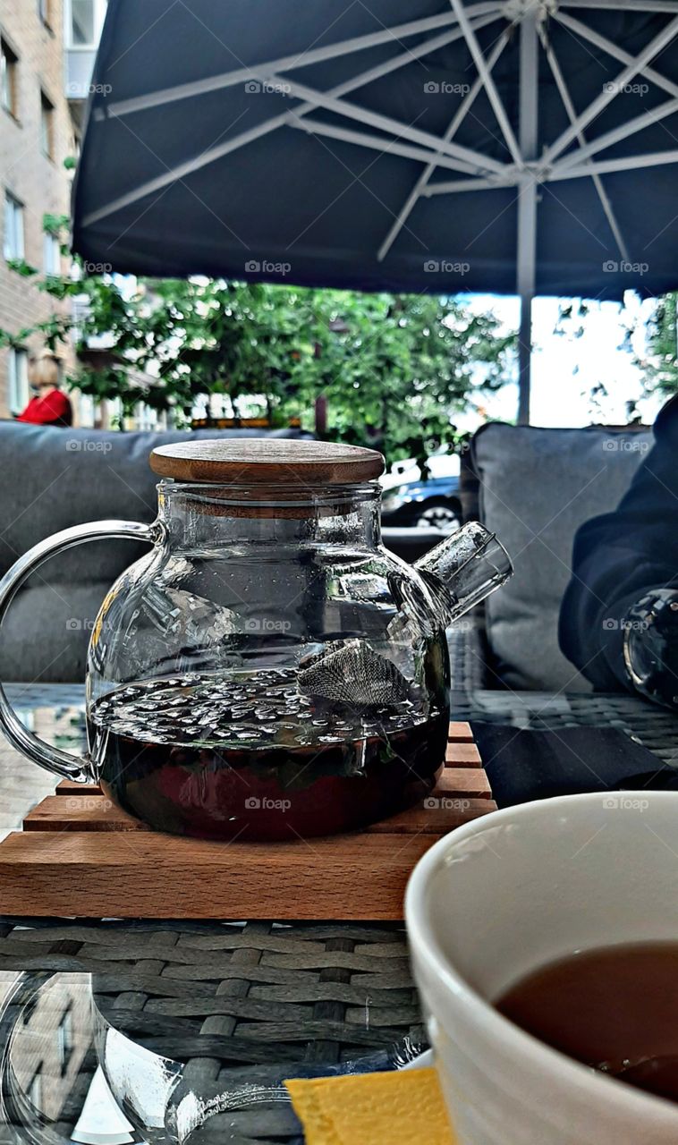 чайник с чаем таежным, в уличном кафе