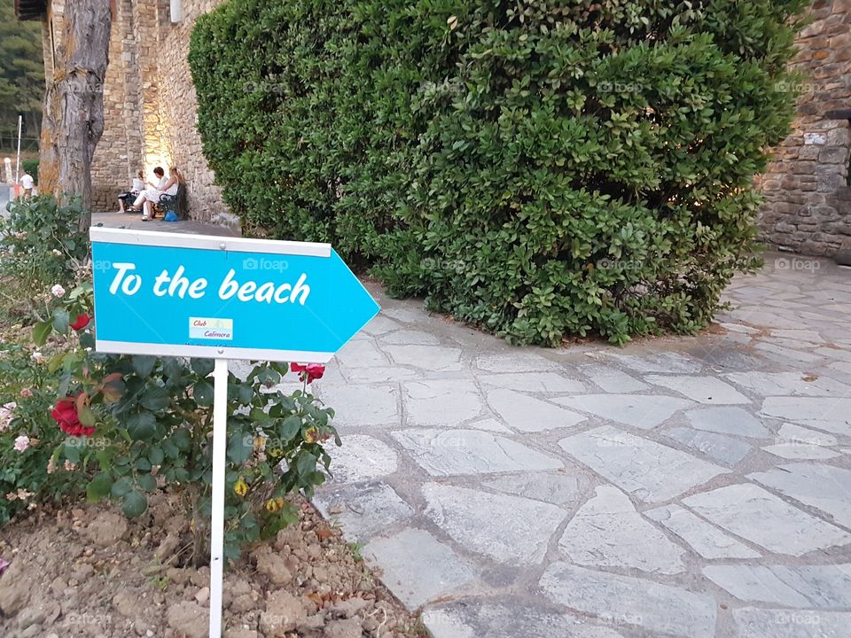 to the beach sign