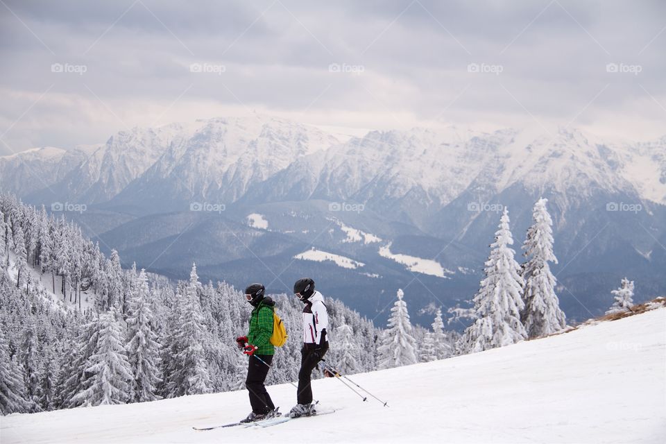 Man and woman skiing in peak Postavarul 