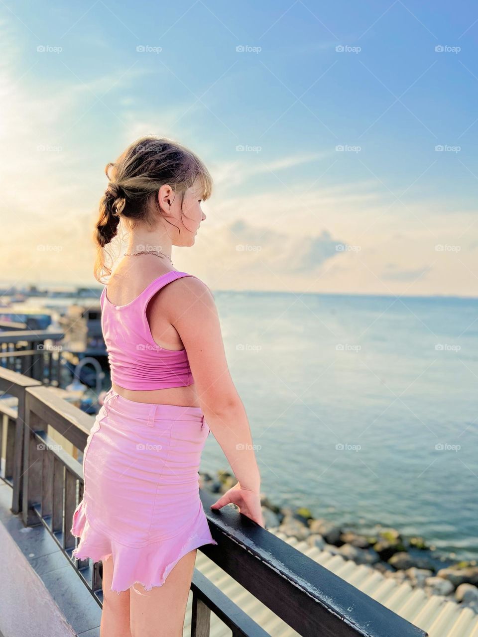 holidays.  girl looking at the sea