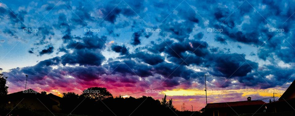 17h30 e o dia vai terminando...
‪🌄‬
‪#natureza #inspiração #fotografia #cores #mobgraphia #infinito #nuvens #sol #sky #sun #house #landscape ‬#céu #entardecer