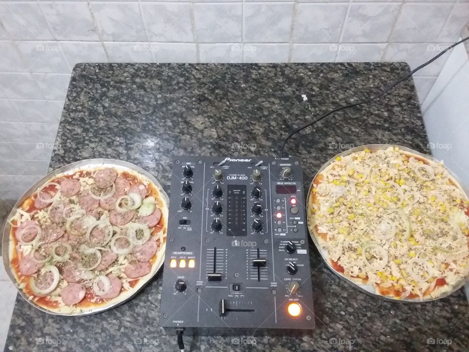 pizza vs music