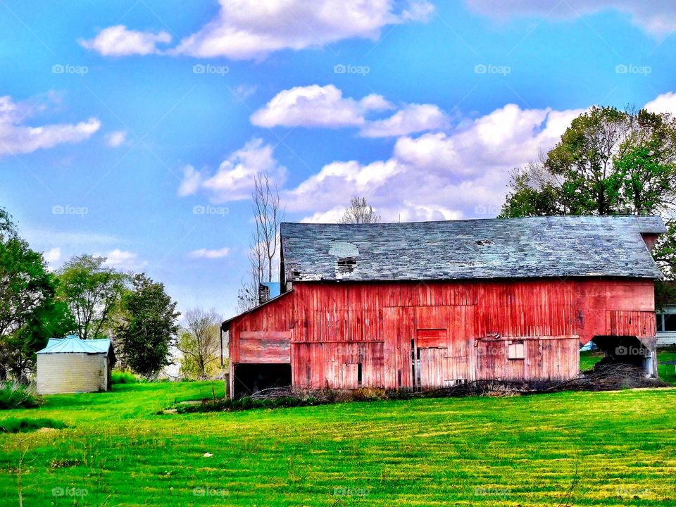 Red old Indiana barn in the country 