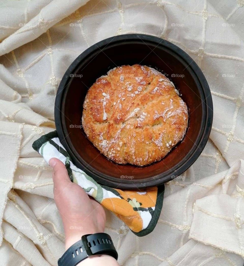 A really tasty and crispy pot bread baked at home. This bread is easy to make! It is no kned at all. The taste comes from being kept in the fridge for at least 12 hours so the yeast works.