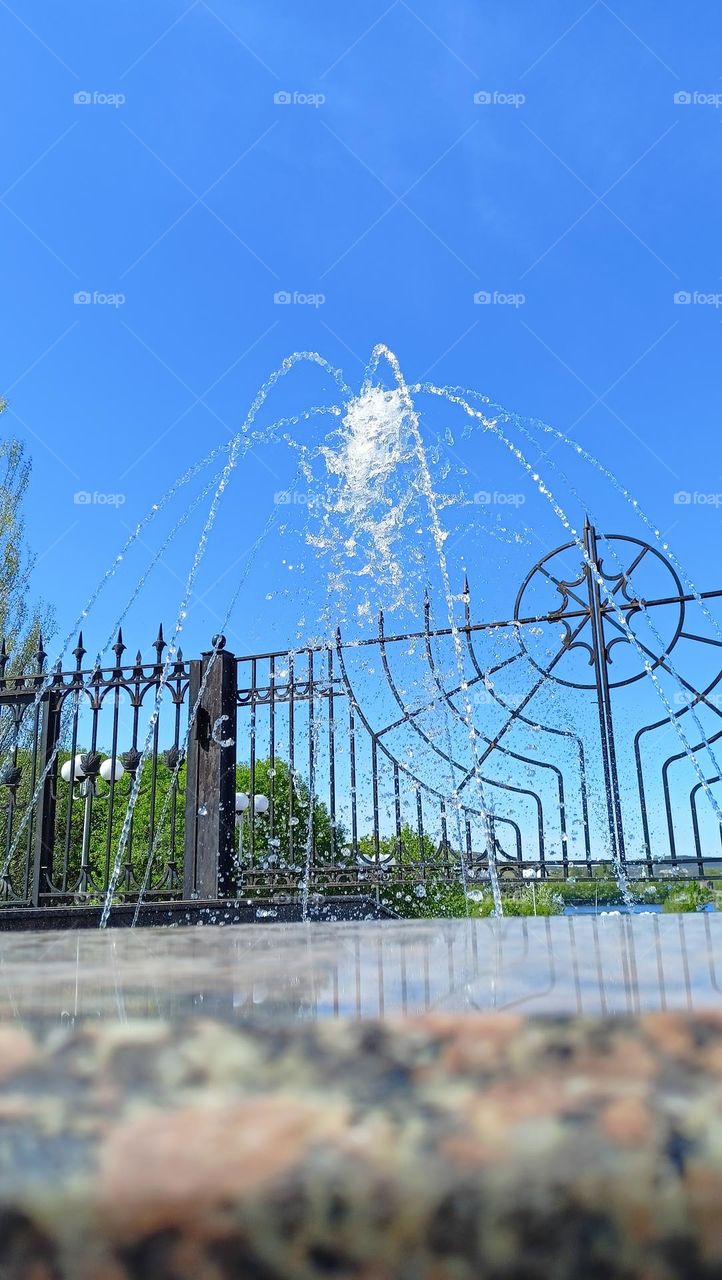 urban landscape, fountain, park, water, splashes, sunny day, spring, may, blue sky