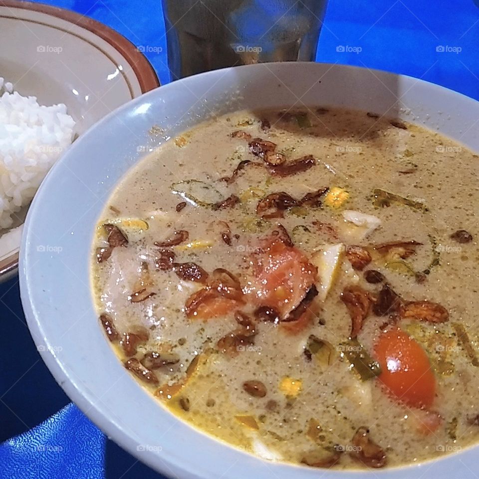 Chicken soto with rice and iced tea