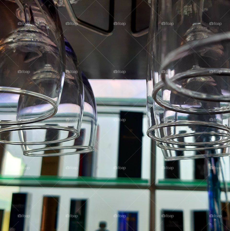 Wondered why those glasses were hanging upside down 🤔
Oh! Those Whiskey bottles are properly arranged 😂🍾🍻