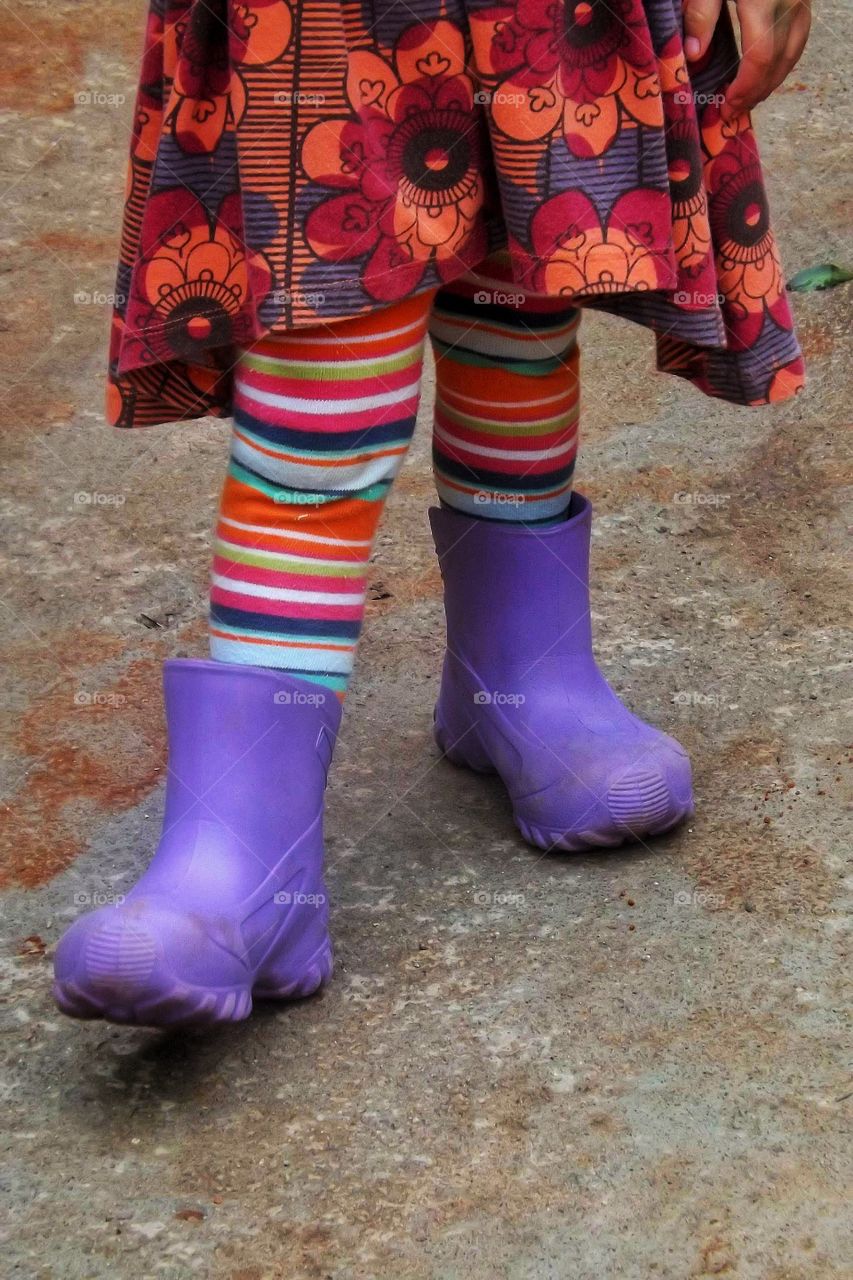 menina de botas lilás