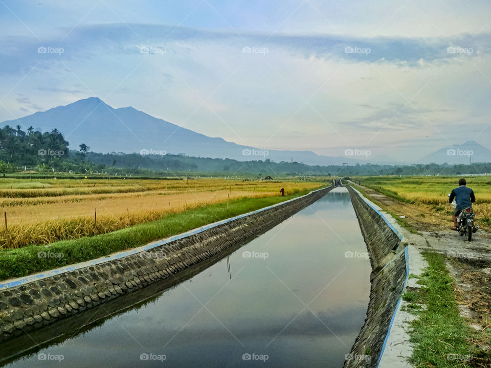Kali mojo dengan view gunung merbabu
jateng indonesia