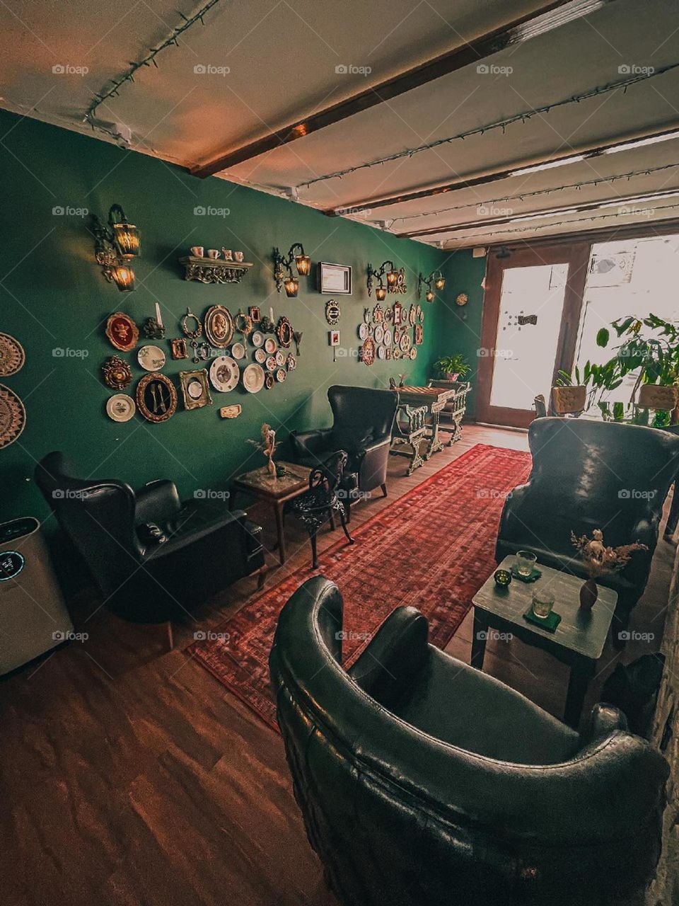 Decoration and design, lighting, nostalgic music and delicious desserts are the style of a good cafe.