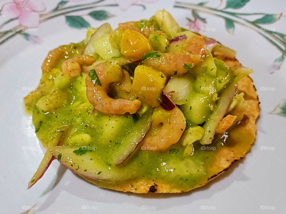 Tostada de aguachile de camarón con mango 🥭