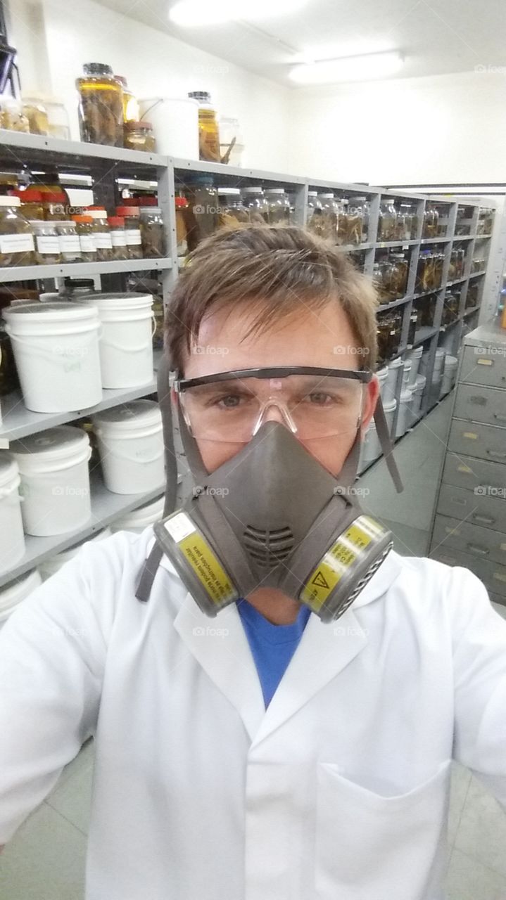 Selfie no laboratório de peixes, mostrando a vestimenta diária no trabalho 