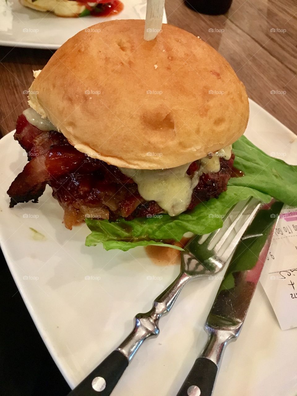 Bacon and vegs in a burger ❤️