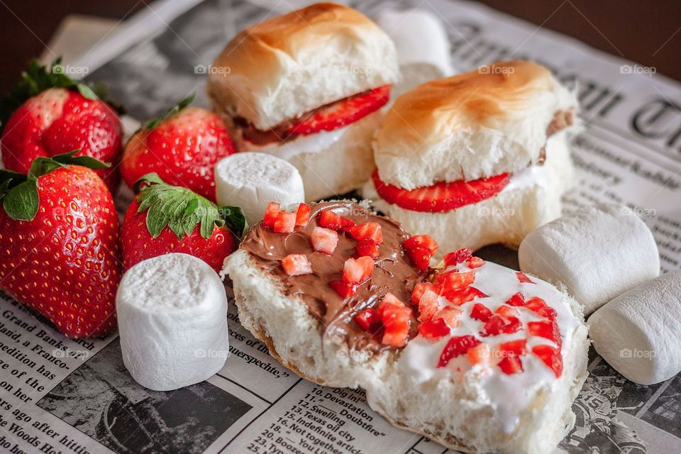 Fluffella Sandwiches with Strawberries