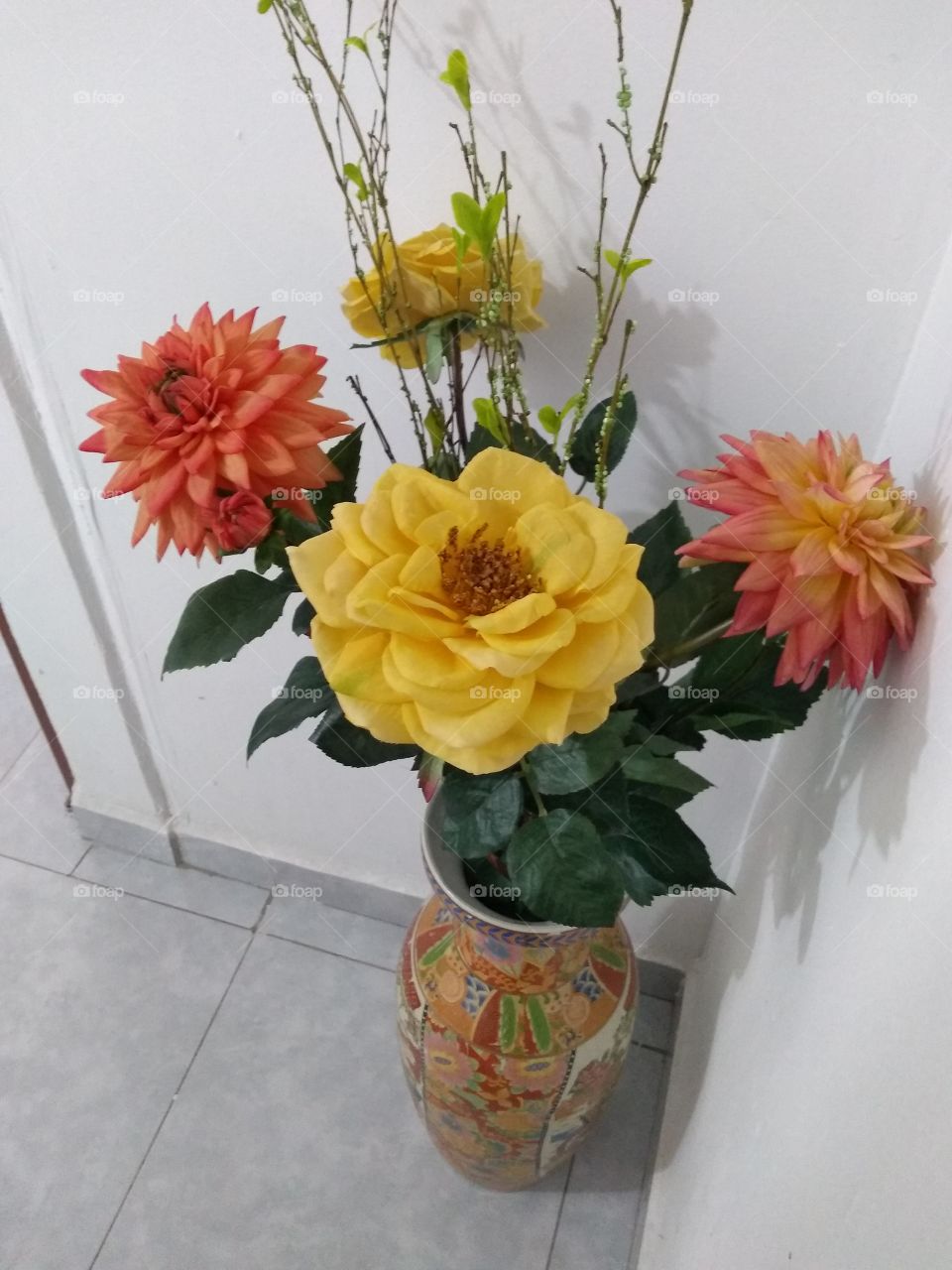 el jarrón y sus flores.