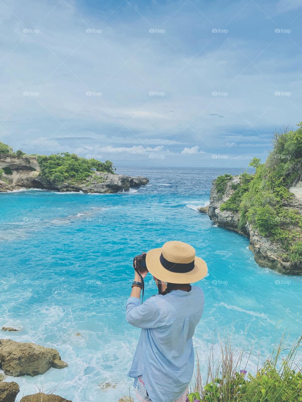Blue Lagoon Nusa Ceningan it's one of the famous beach in Bali, with blue ocean are a perfect place to relaxing in beach club