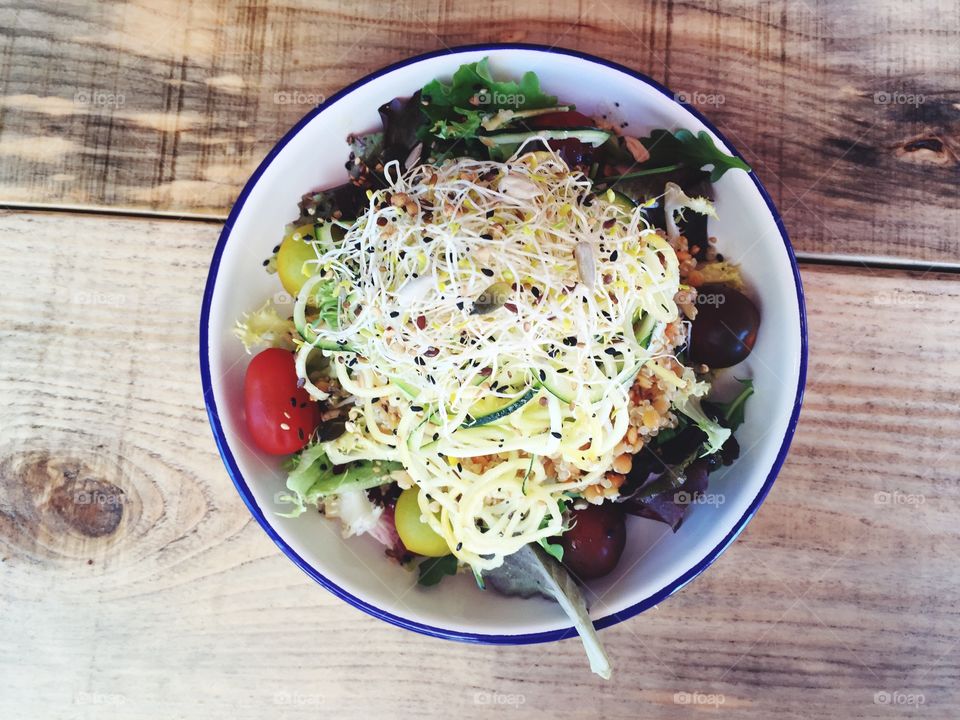 Courgetti salad