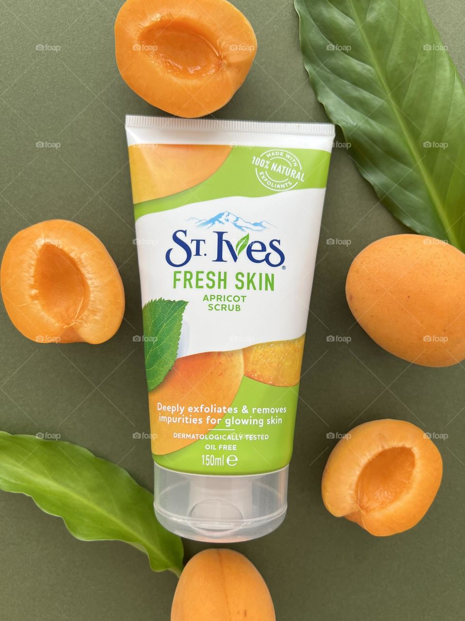 St. Ives apricot scrub. Flatly. Nice colors combination. Green and orange colors.