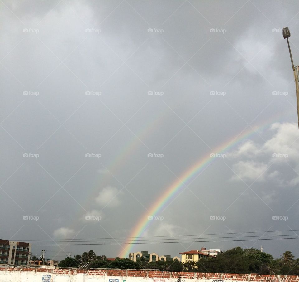 O arco-íris sempre belo cortando o céu. Aqui, em Fortaleza, a cidade que é a capital do estado do Ceará, no Brasil. 